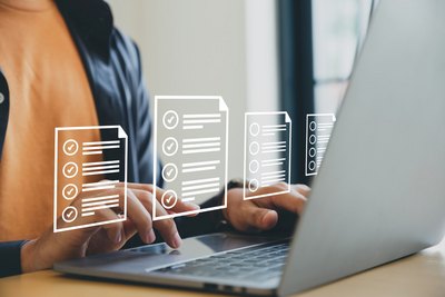 Digitale Baudaten Person vor dem Laptop aus welchem digitale Daten erscheinen